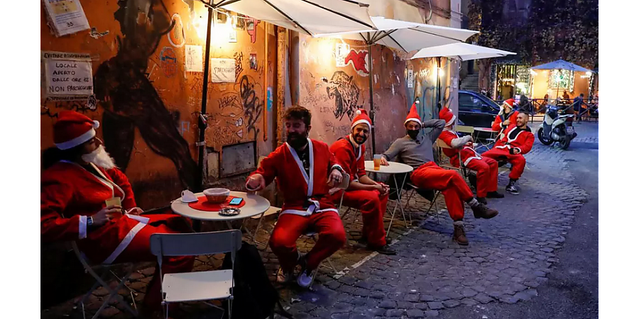 Или вакцинируйся, или сиди дома: Европа закрывается на новогодние праздники