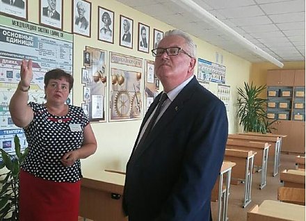 Министр образования Беларуси Игорь Карпенко посетил среднюю школу в Мире и Мирский государственный художественный профессионально-технический колледж
