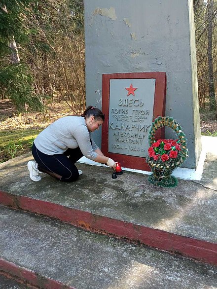 Сотрудники Вороновского РОВД благоустроили территорию на месте гибели Героя Советского Союза Александра Канарчика возле Новиянки