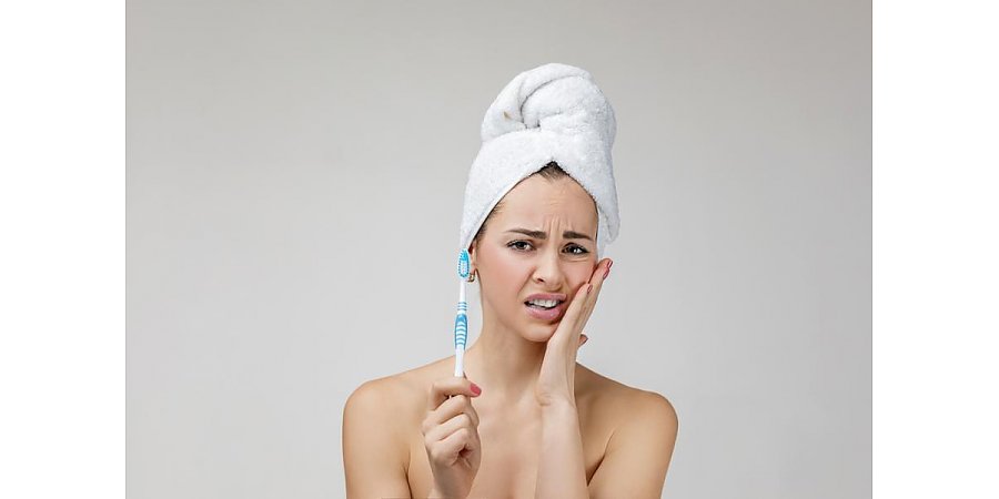 Стоматолог объяснил, почему десна начинает опускаться и как это влияет на здоровье зубов