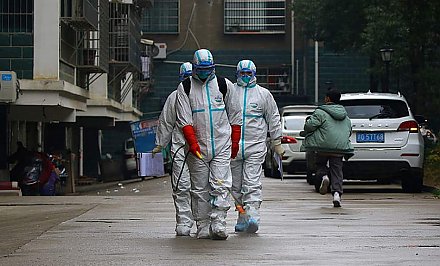 В Китае сообщили об усилении способности коронавируса передаваться от человека к человеку