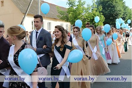 Красная дорожка, заслуженные награды и воздушные шары. В Вороново прошел районный выпускной бал