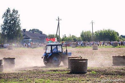«Трактор-Булка-шоу»: в Свислочи впервые в стране проходит битва тракторов