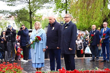 В Гродно прошла церемония возложения цветов к братской могиле советских воинов и партизан, погибших в годы Великой Отечественной войны