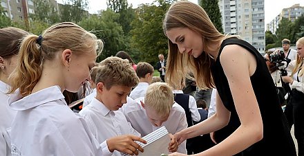 Финалистки "Мисс Беларусь" помогли воспитанникам детского дома собрать портфель к школе