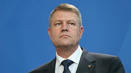 Президент Румынии заявил, что уйдет в отставку 12 февраля