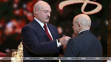 Александр Лукашенко вручил государственные награды госслужащим, артистам и журналистам