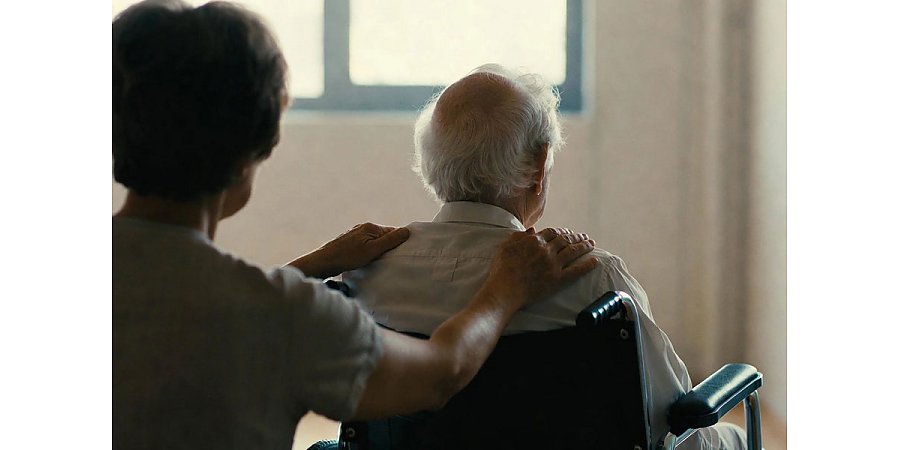 Пособие по уходу за пожилым человеком старше 80 лет: кто может работать и получать выплаты