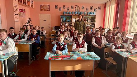 Лидские пограничники провели открытый урок в Беняконской средней школе 