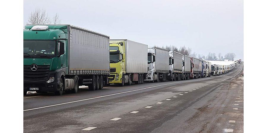 Очереди на границе: выезда из Беларуси ожидают более 1,5 тысячи грузовиков