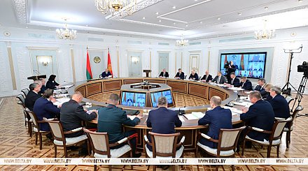 "Мужики, в бой!" Александр Лукашенко требует по-военному решать задачи в ходе нынешней уборочной кампании