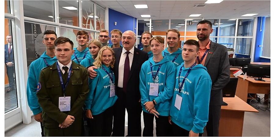 Технопарк "на плечах гигантов", счастье Алесандра Лукашенко, Совбез, родная мова и день дарения. Главные итоги недели Президента