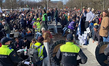 Тысячи фермеров протестуют в Гааге, есть задержанные