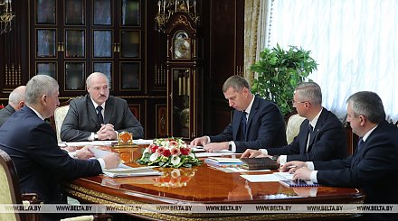 Нет дефицита и ажиотажа - Лукашенко доложили о ситуации на потребительском рынке и ценообразовании (Дополнено)