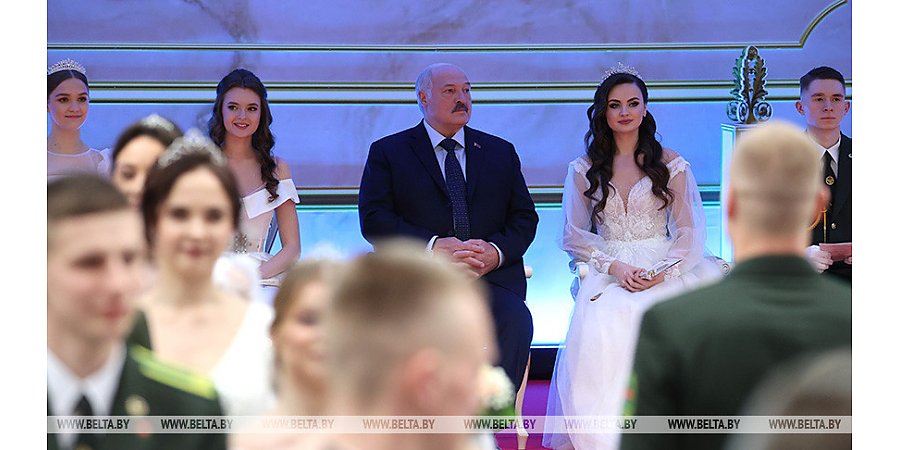 Александр Лукашенко: время требует от каждого из нас думать не только о себе, но и о стране