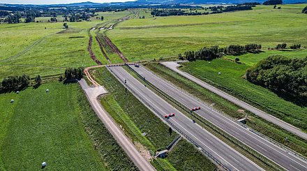 Поляки построили скоростную "дорогу в никуда", которая заканчивается в поле