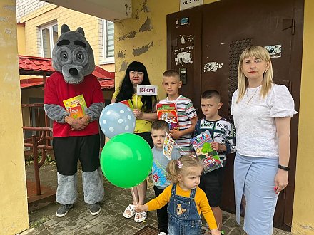 В Международный день защиты детей вороновские спасатели и активисты БРСМ посетили многодетные семьи