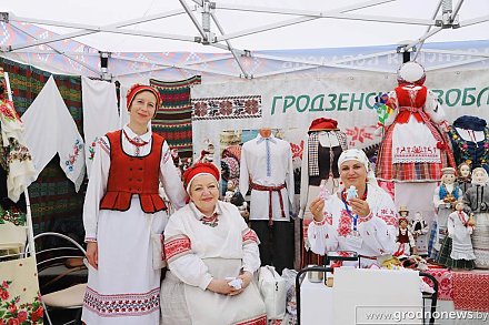 Получаешь приз из «абаранкамата» и учишься ткать рушники: колорит белорусского подворья представлен на фестивале в Гродно