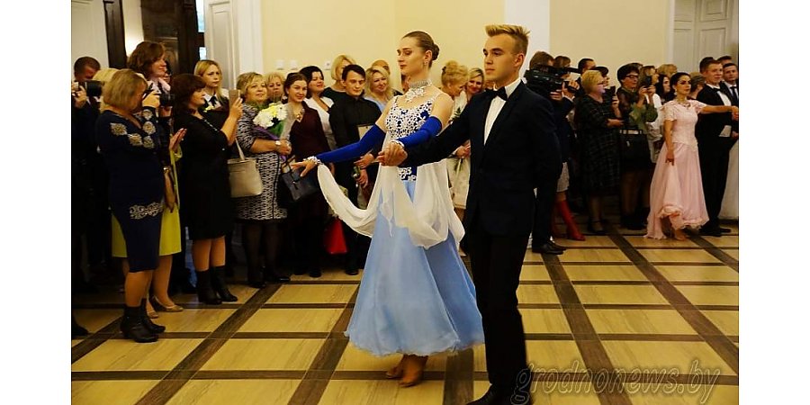 Вальс, падеграс и полонез. Более 20 пар молодых педагогов области станцуют на учительском балу в Гродно