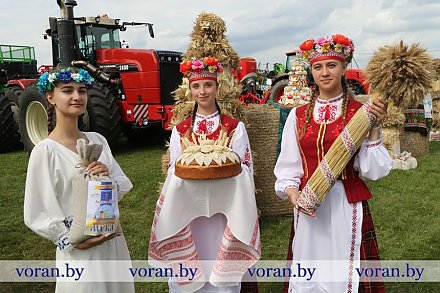 На “Дажынках” у Воранаве вызначылі лепшыя каравай,  сноп і саламяную кампазіцыю