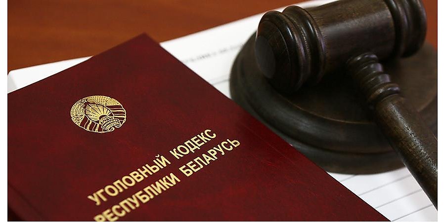 Пьяный мужчина надругался над Государственным флагом. Возбуждено уголовное дело