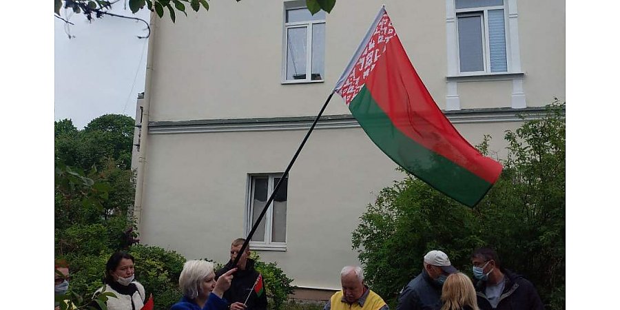 ФОТОФАКТ. Пикет в поддержку государственных символов проходит у Генконсульства Литвы в Гродно