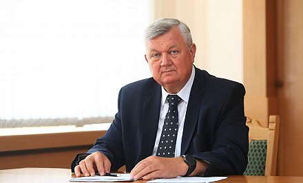 Ремонт и содержание дорог, благоустройство дворов и водоснабжение. Субботнюю прямую линию провел первый заместитель председателя облисполкома Иван Жук