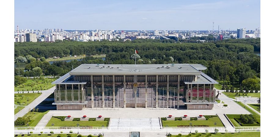 За рулем, в кабинете, на хоккейной арене и с горячими блинами - о чем Лукашенко рассказал в одном из самых необычных интервью