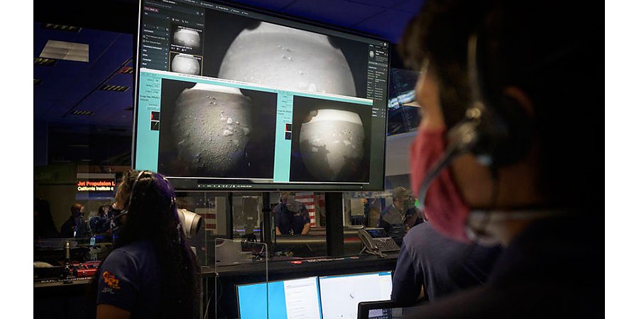 Марсоход Perseverance совершил успешную посадку и передал первые снимки