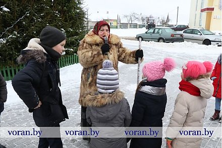 В Вороново дети повстречали Бабу-Ягу у главной елки, и тут началось… (Фото, Видео)