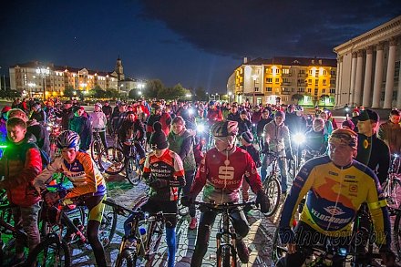 Светящиеся велосипеды и 5-летний юбилей: в Гродно прошел необычный светопарад