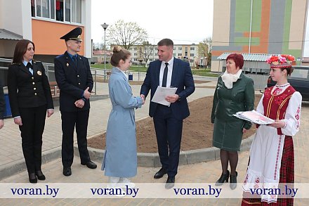 В Вороново молодым специалистам вручили ключи от квартир