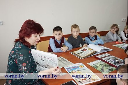 29 дипломов, дикторская разминка и «гигантская муха». Чем радунских школьников впечатлила экскурсия по редакции «Воранаўскай газеты»?