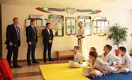 «От качества досуга школьников зависит их работоспособность». Заместитель председателя облисполкома Виктор Пранюк ознакомился с организацией шестого школьного дня в СШ №41 и, пользуясь случаем, сыграл с учащимися в футбол