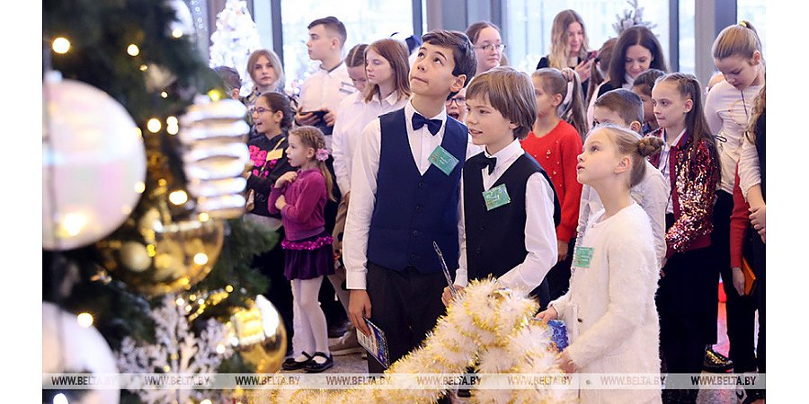 "Напитки и сладости". Александр Лукашенко пришел на главную елку страны с подарками для Деда Мороза и Снегурочки
