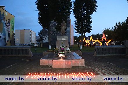 Сердце помнит боль. На Вороновщине День всенародной памяти жертв Великой Отечественной войны и геноцида белорусского народа начался с акции "Мы помним!" у братской могилы воинов и партизан 