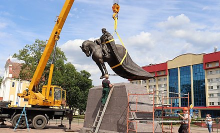 Гедимин уже в Лиде! Бронзовую скульптуру великого князя весом более 2,5 тонн установили возле Лидского замка