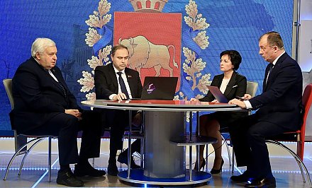 Председатель облисполкома Владимир Караник провел стрим на тему вакцинации от COVID-19. Какие вопросы прозвучали в студии? (+видео)