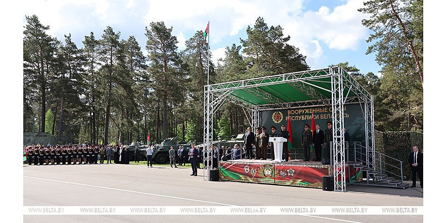 Александр Лукашенко: мощь и силу армии определяют преданные родной стране военнослужащие 