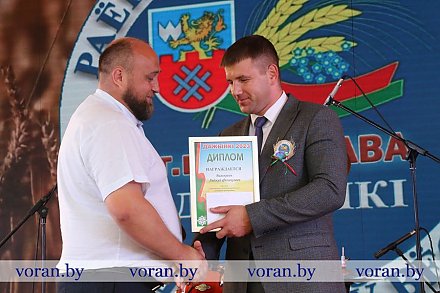 Славім хлебаробаў, зямлю, збажыну. Першымі ў Прынёманні “Дажынкі-2023” адзначылі варанаўчане 
