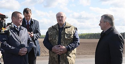 Александр Лукашенко сразу по прилете в Ветку поднял вопрос укомплектованности молочно-товарных комплексов
