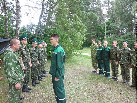 Мини-курс пограничной службы проходят дотишские школьники в военно-патриотическом лагере «Патриот».