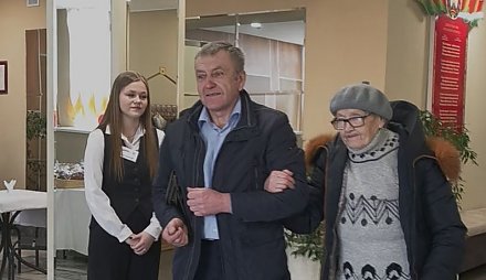 85-летняя узница Великой Отечественной войны Зинаида Николаевна Артемьева на избирательный участок №1 в Вороново пришла лично, чтобы отдать голос за мирную Беларусь 