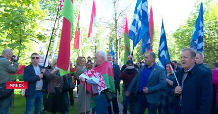 В Латвии требуют отставки мэра Риги и министра иностранных дел за оскорбление белорусского символа