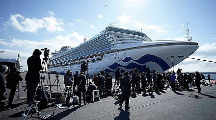 Число заразившихся коронавирусом на борту круизного судна в Японии достигло 355 человек