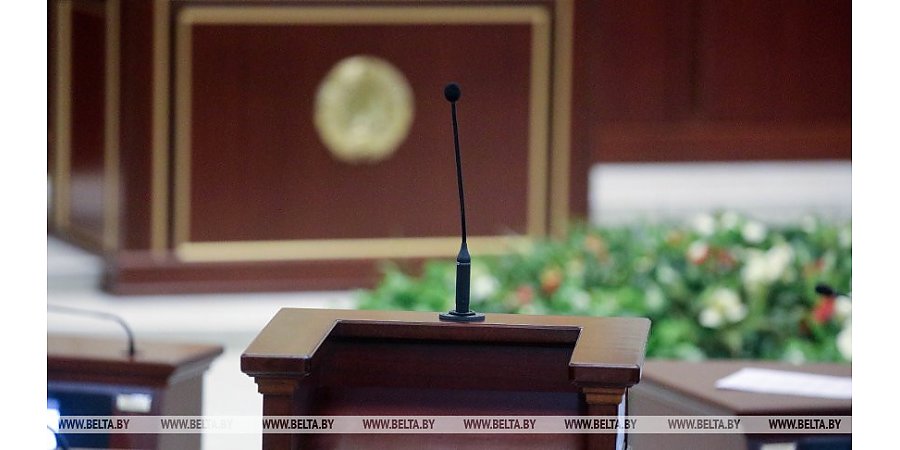 Встреча Александра Лукашенко с парламентариями проходит в Овальном зале Дома правительства