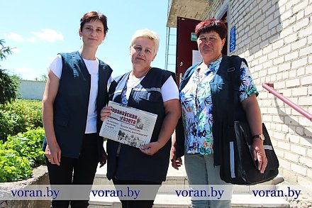Приносят свежие новости  и радость общения