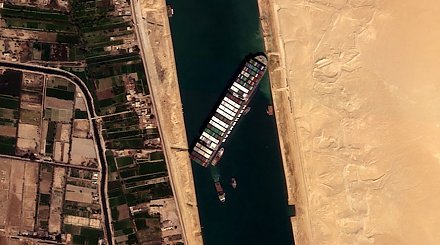 Буксиры и земснаряды пытаются освободить судно, заблокировавшее Суэцкий канал