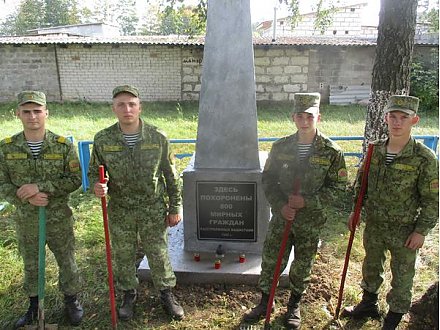 Пограничники навели порядок на могиле жертв фашизма в Вороново