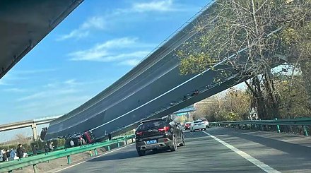 В Китае обрушилась часть пандусного моста